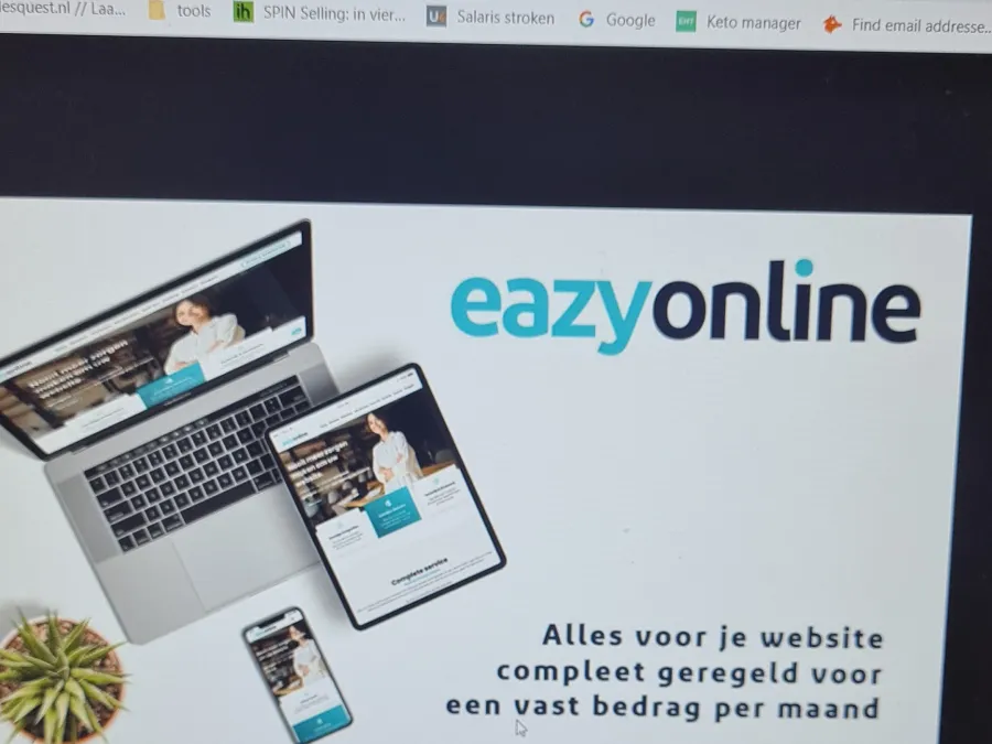 Een laptop met het ontwerp van een flyer van Eazyonline