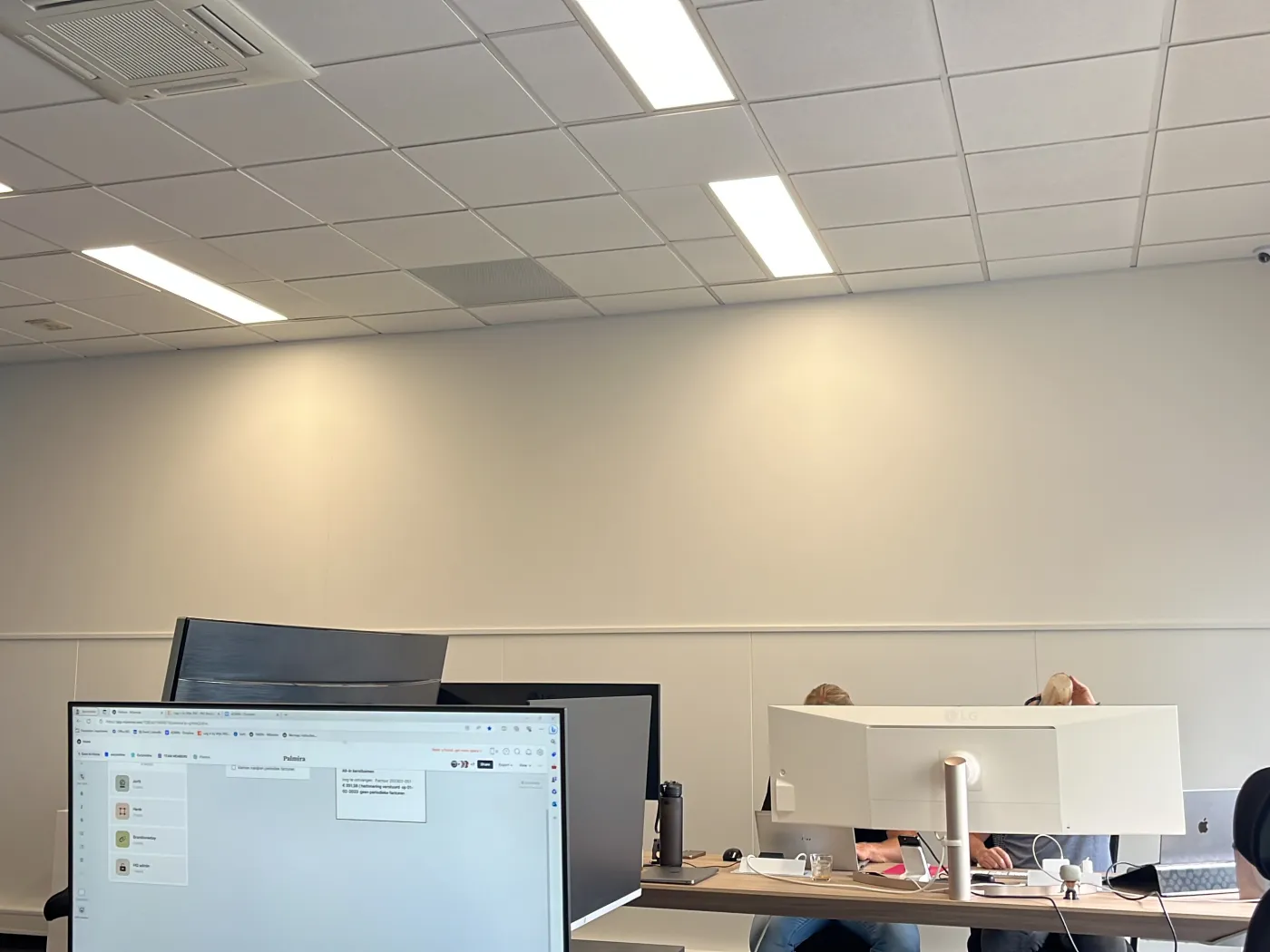 Het kantoor van Eazyonline met collega's achter hun schermen