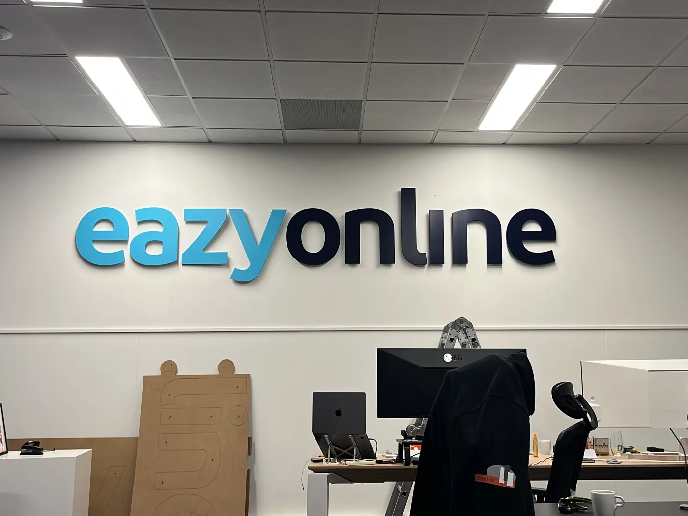 Het logo van Eazyonline op de muur van het kantoor